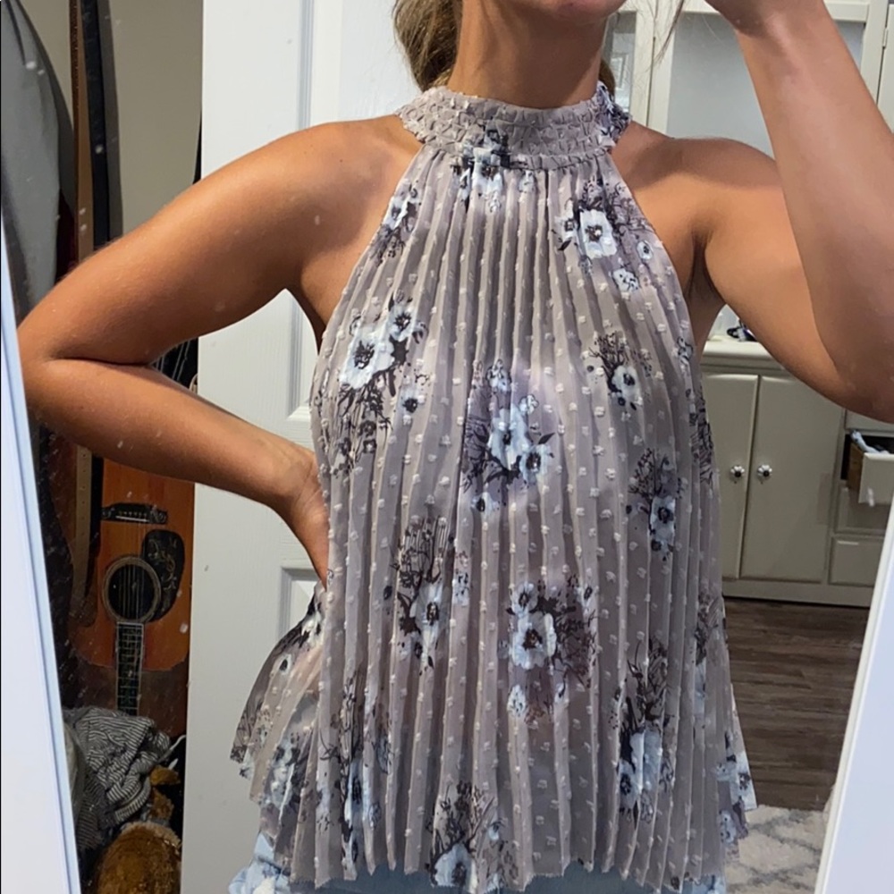 Around the neck flowery blouse